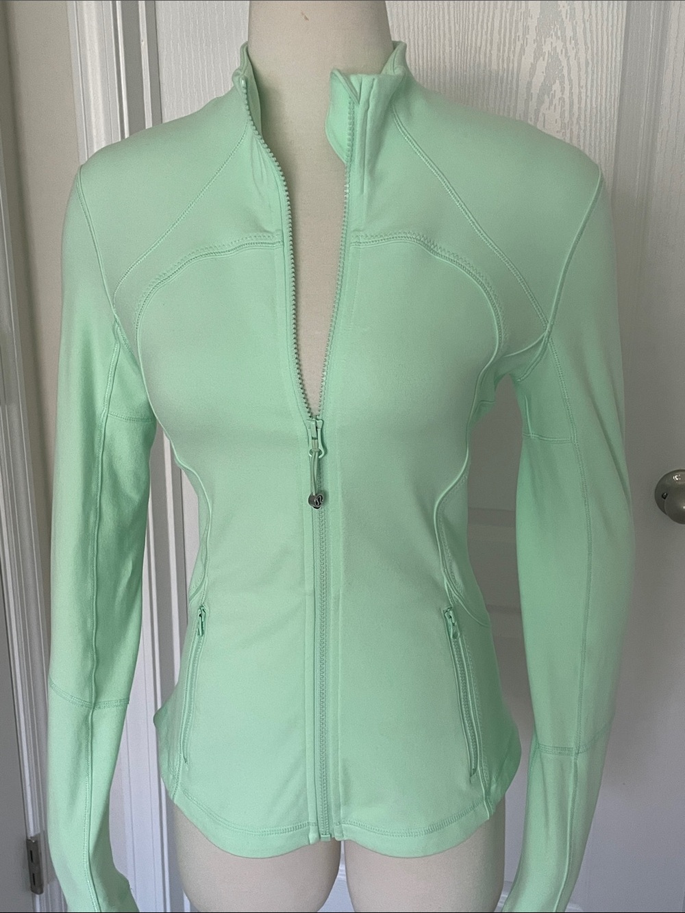 Lululemon Women's Mint Zip-Up Jacket Size 8 - Picture 3 of 16
